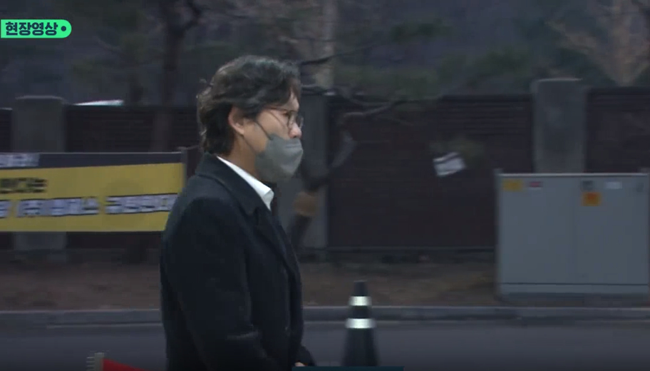 Jung Woo Sung, Jeon Do Yeon và dàn sao Hàn khóc nức nở trong đám tang của Lee Sun Kyun, có người đi không vững - Ảnh 9.