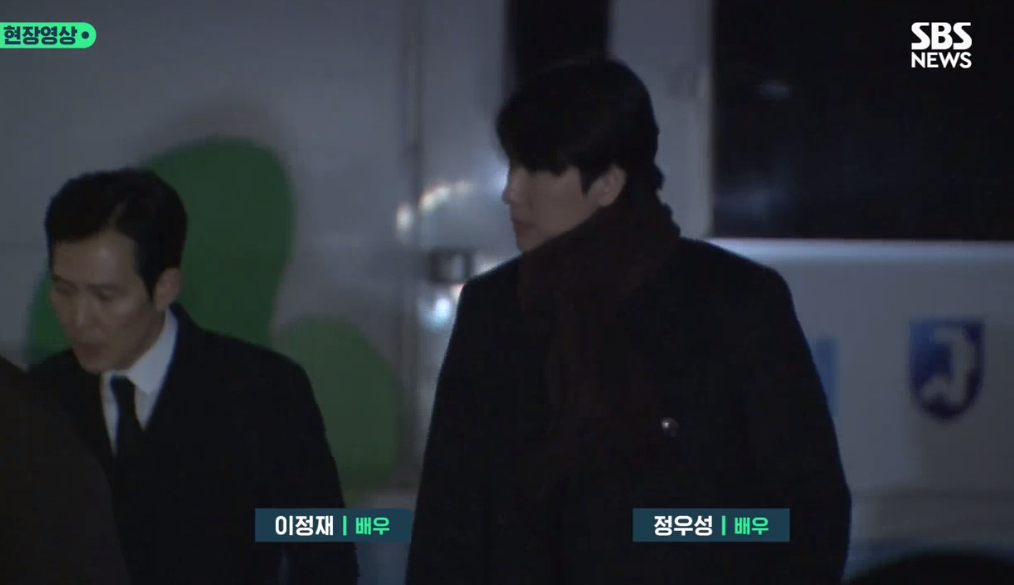 Jung Woo Sung, Jeon Do Yeon và dàn sao Hàn khóc nức nở trong đám tang của Lee Sun Kyun, có người đi không vững - Ảnh 2.