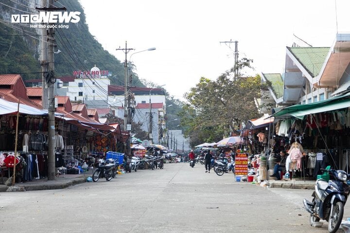 'Thiên đường mua sắm' vùng biên đìu hiu ngày cuối năm - Ảnh 5.