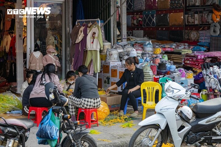 'Thiên đường mua sắm' vùng biên đìu hiu ngày cuối năm - Ảnh 8.