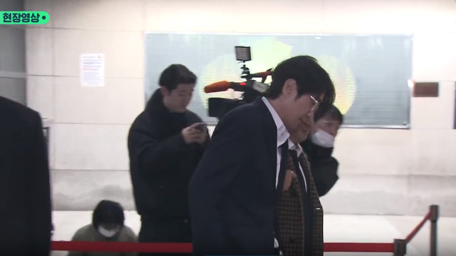 Jung Woo Sung, Jeon Do Yeon và dàn sao Hàn khóc nức nở trong đám tang của Lee Sun Kyun, có người đi không vững - Ảnh 5.