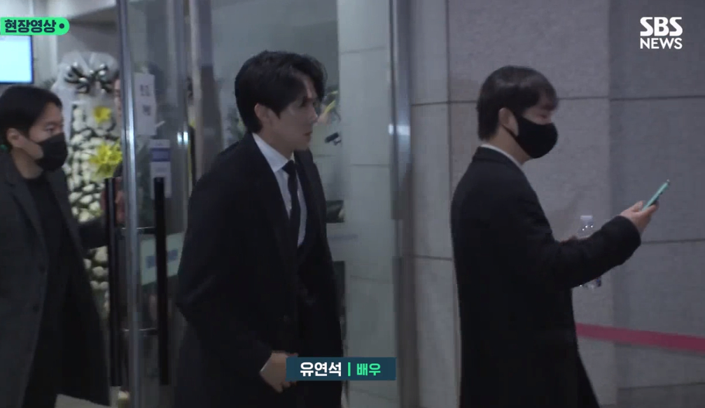 Jung Woo Sung, Jeon Do Yeon và dàn sao Hàn khóc nức nở trong đám tang của Lee Sun Kyun, có người đi không vững - Ảnh 13.