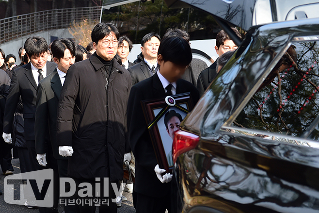 Lễ tang Lee Sun Kyun: Xót xa hình ảnh vợ khóc nấc bên quan tài, con trai nghẹn ngào ôm di ảnh bố- Ảnh 4.