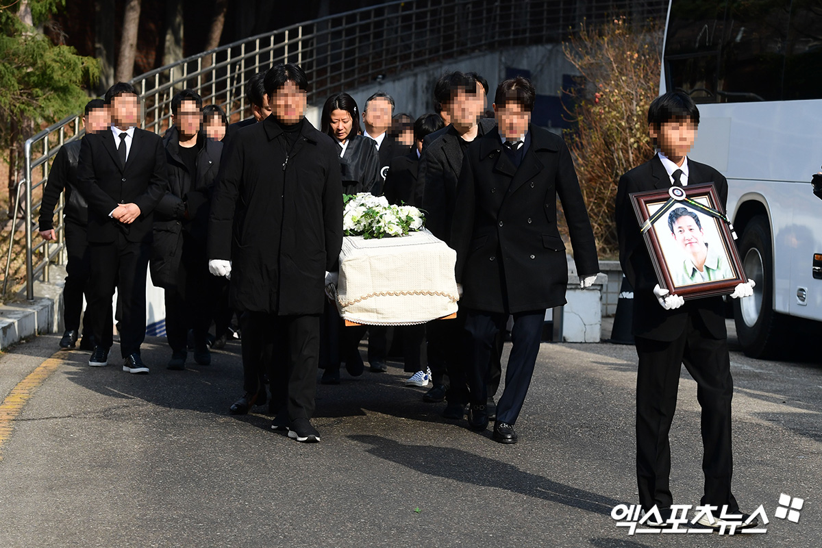 Lễ tang Lee Sun Kyun: Xót xa hình ảnh vợ khóc nấc bên quan tài, con trai nghẹn ngào ôm di ảnh bố- Ảnh 5.