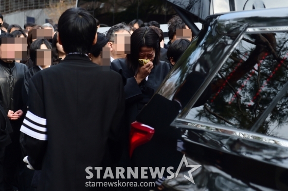 Lễ tang Lee Sun Kyun: Xót xa hình ảnh vợ khóc nấc bên quan tài, con trai nghẹn ngào ôm di ảnh bố- Ảnh 3.