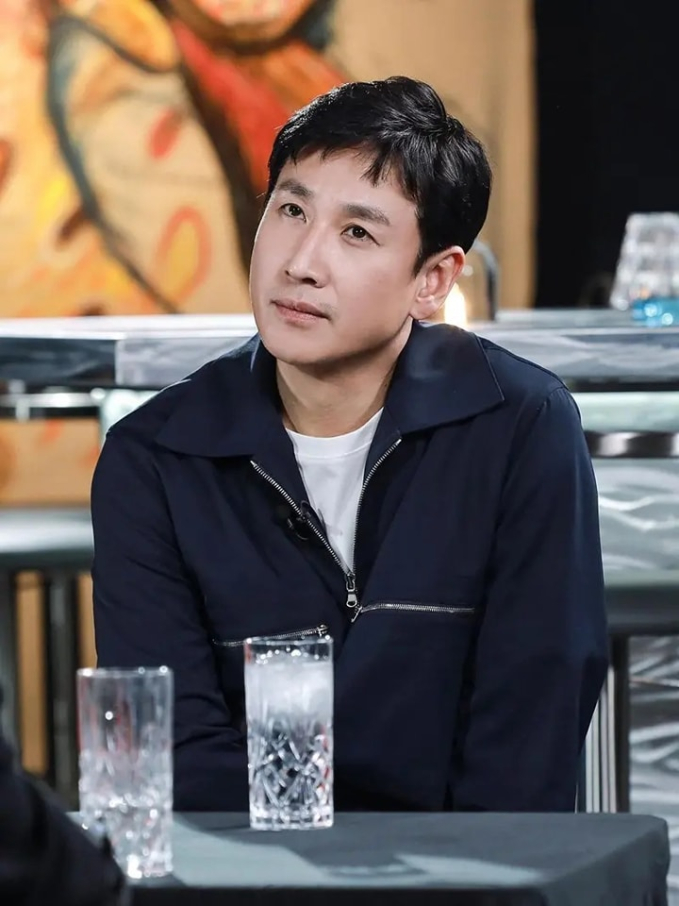 Uẩn khúc cái chết bất thường của Lee Sun Kyun: Là vật hi sinh cho tình cũ tài phiệt của Yoochun? - Ảnh 1. Uẩn khúc cái chết bất thường của Lee Sun Kyun: Là vật hi sinh cho tình cũ tài phiệt của Yoochun? - Ảnh 1.
