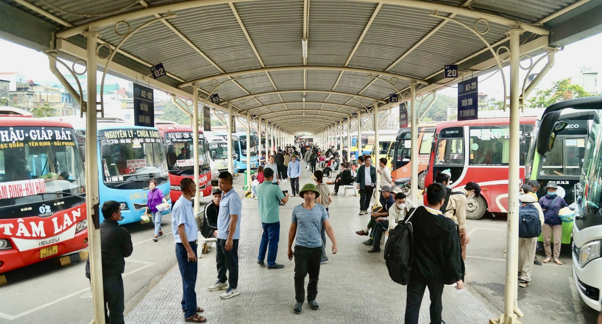 Người dân ùn ùn đổ về quê, mệt mỏi vạ vật chờ xe xuất bến - Ảnh 2.