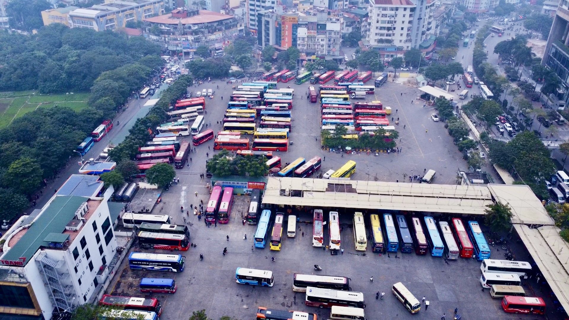 Người dân ùn ùn đổ về quê, mệt mỏi vạ vật chờ xe xuất bến - Ảnh 5.