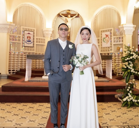 Sau 3 năm giấu kín, Tóc Tiên hé lộ ảnh xịn đám cưới trong nhà thờ tại Đà Lạt: Nhan sắc cô dâu &quot;đỉnh chóp&quot;! - Ảnh 1.