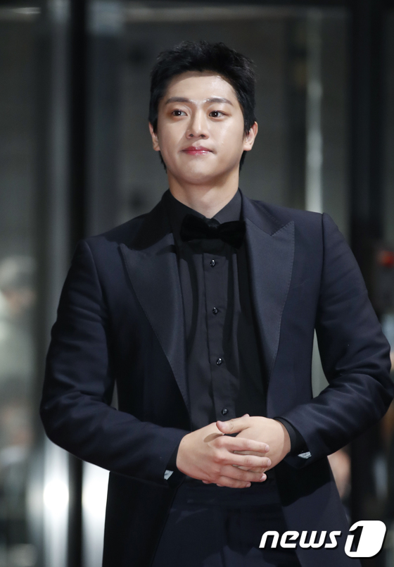 Thảm đỏ SBS Drama Awards: Lee Sung Kyung nóng bỏng át Kim Yoo Jung, dàn sao mặc đồ đen tưởng niệm Lee Sun Kyun - Ảnh 23.