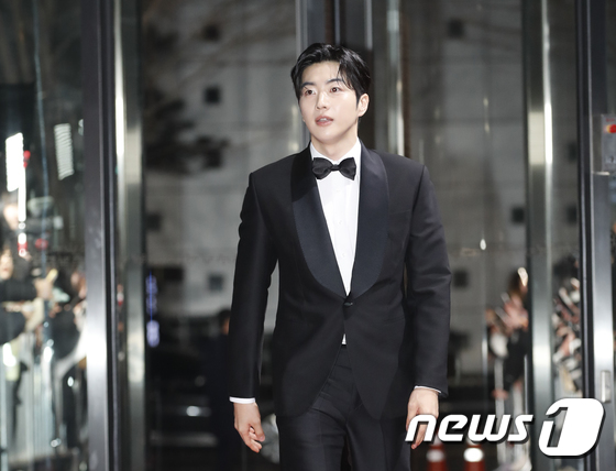 Thảm đỏ SBS Drama Awards: Lee Sung Kyung nóng bỏng át Kim Yoo Jung, dàn sao mặc đồ đen tưởng niệm Lee Sun Kyun - Ảnh 21.