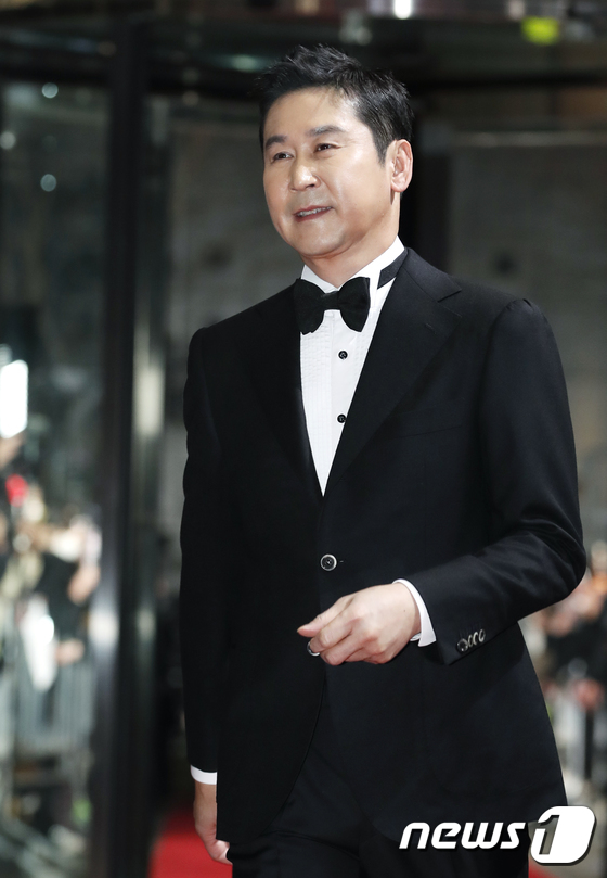 Thảm đỏ SBS Drama Awards: Lee Sung Kyung nóng bỏng át Kim Yoo Jung, dàn sao mặc đồ đen tưởng niệm Lee Sun Kyun - Ảnh 20.