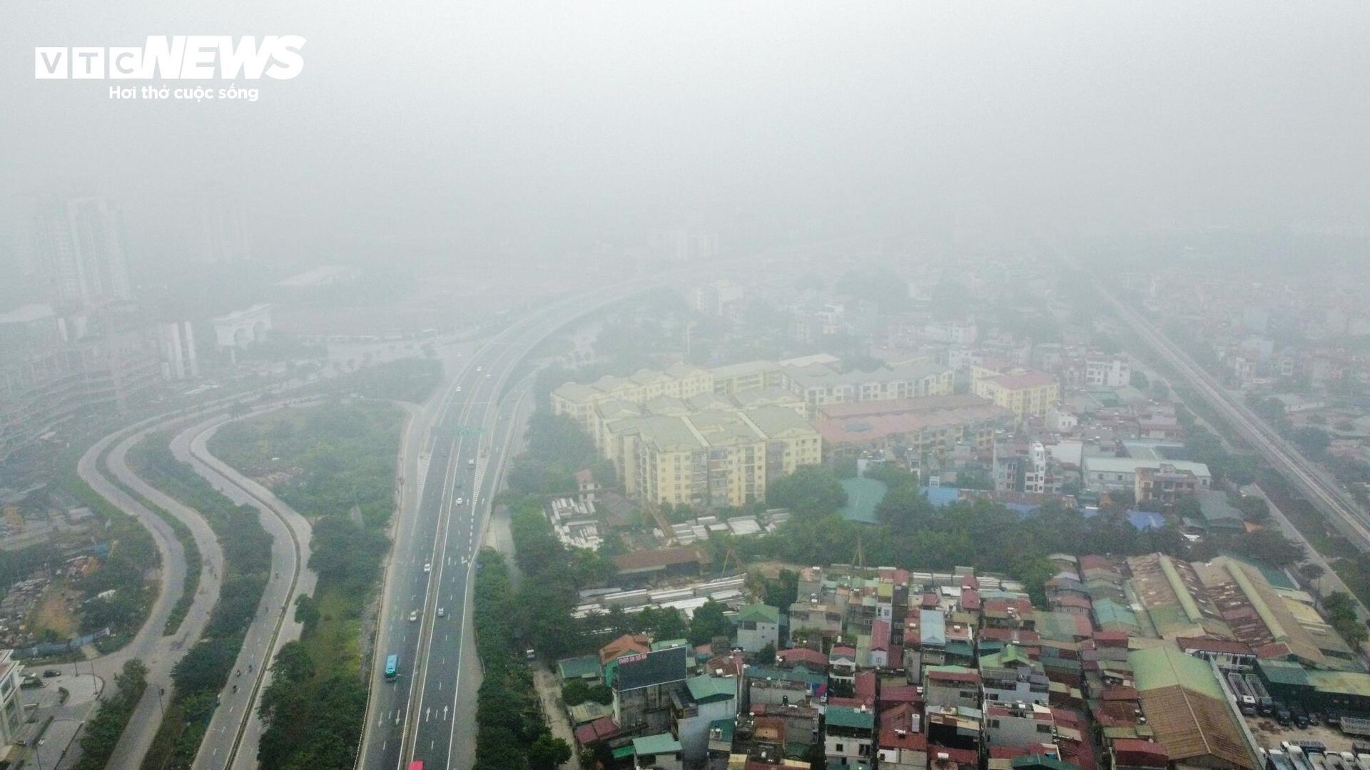 Hà Nội ô nhiễm không khí thứ 3 thế giới, bầu trời mịt mù từ sáng tới trưa