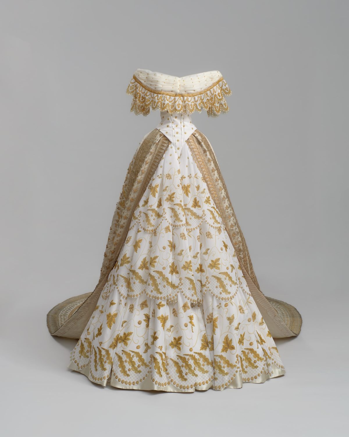 Bí ẩn chiếc váy cưới thất lạc 179 năm của vị hoàng hậu nổi loạn nhất Châu Âu, được săn lùng suốt 2 thế kỷ- Ảnh 4.