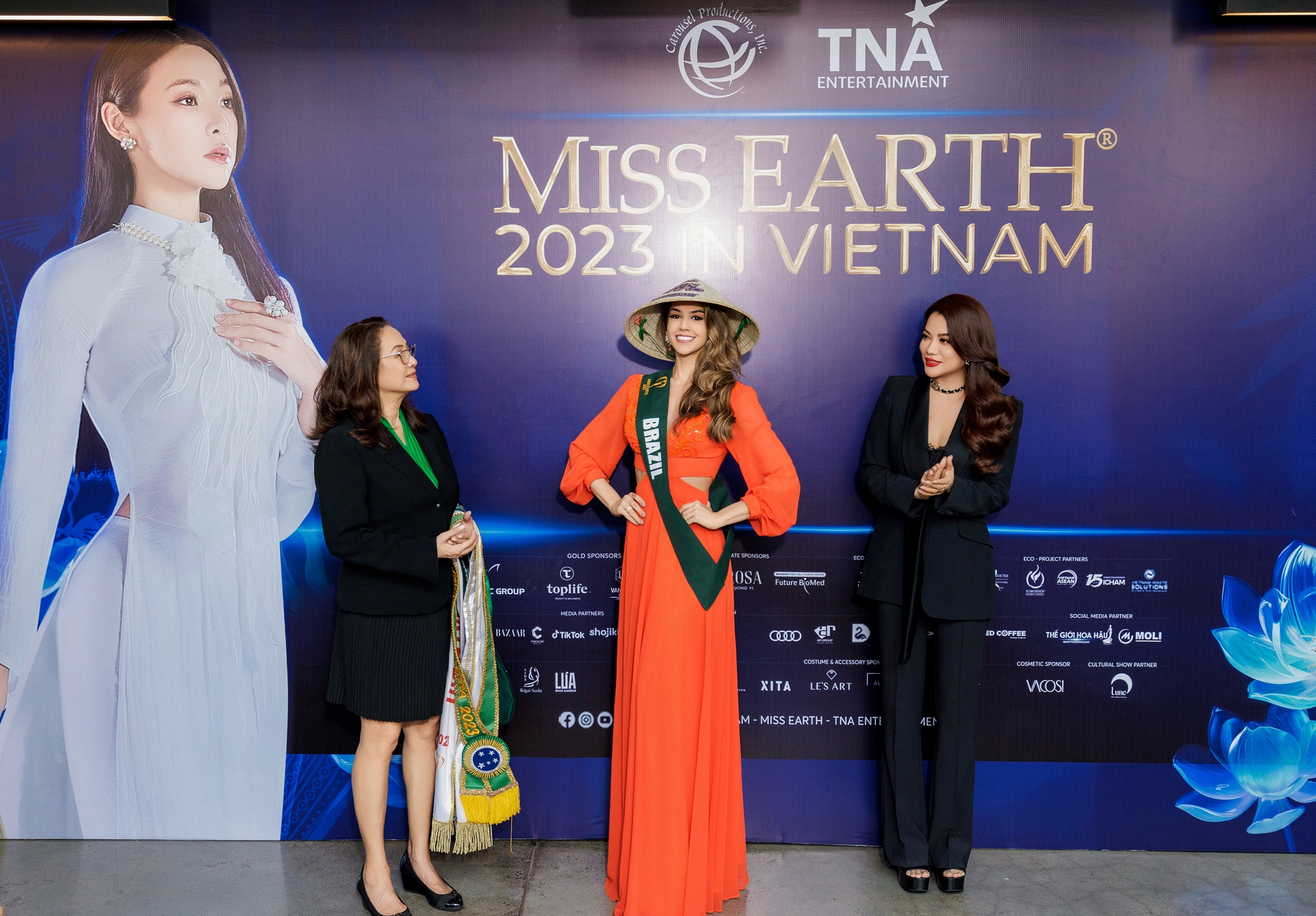 Trưởng BTC Trương Ngọc Ánh trao sash cho các thí sinh Hoa hậu Trái đất 2023 - Ảnh 2.