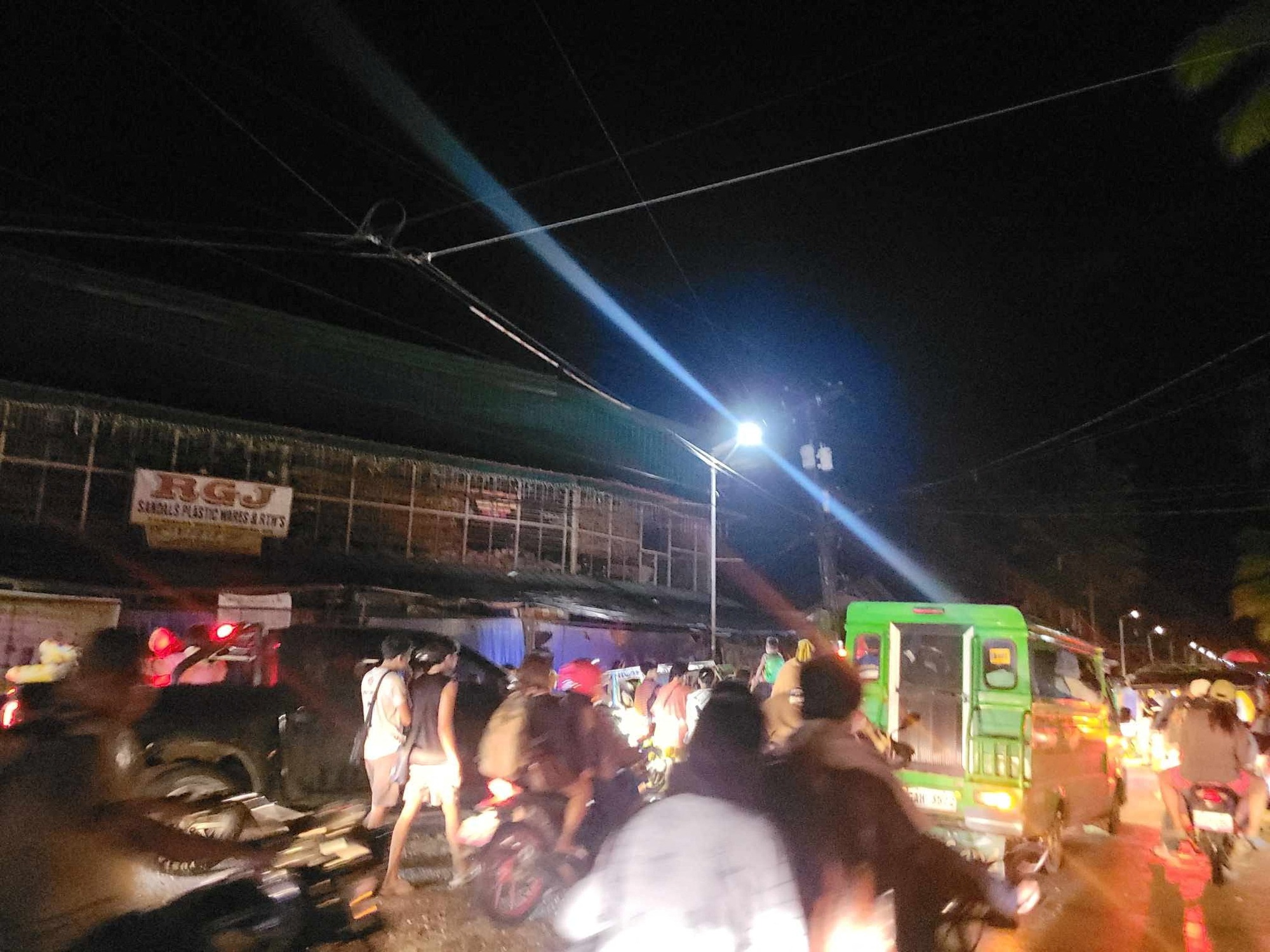 Hiện trường vụ động đất kinh hoàng tại Philippines: Nhà cửa rung lắc dữ dội, nửa đêm người dân tháo chạy tìm nơi ẩn náu- Ảnh 2.