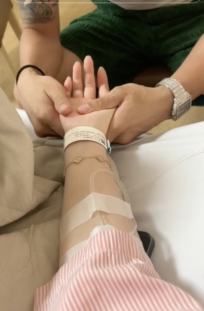 Hot girl b&aacute;n h&agrave;ng online nghi uống 80 vi&ecirc;n thuốc ngủ v&igrave; &aacute;p lực y&ecirc;u cầu thủ nổi tiếng, hiện tại cứ s&aacute;nh đ&ocirc;i l&agrave; "dậy s&oacute;ng" - Ảnh 7.