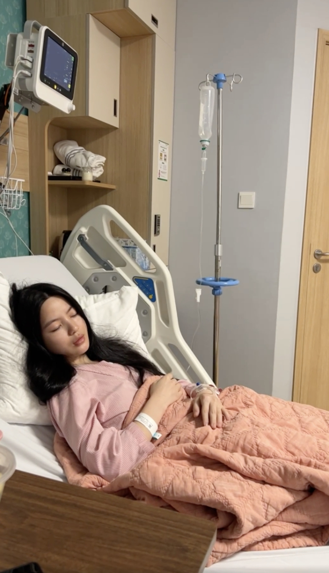 Hot girl b&aacute;n h&agrave;ng online nghi uống 80 vi&ecirc;n thuốc ngủ v&igrave; &aacute;p lực y&ecirc;u cầu thủ nổi tiếng, hiện tại cứ s&aacute;nh đ&ocirc;i l&agrave; "dậy s&oacute;ng" - Ảnh 6.