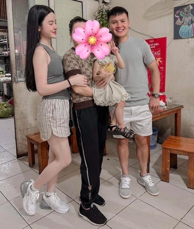 Hot girl b&aacute;n h&agrave;ng online nghi uống 80 vi&ecirc;n thuốc ngủ v&igrave; &aacute;p lực y&ecirc;u cầu thủ nổi tiếng, hiện tại cứ s&aacute;nh đ&ocirc;i l&agrave; "dậy s&oacute;ng" - Ảnh 12.