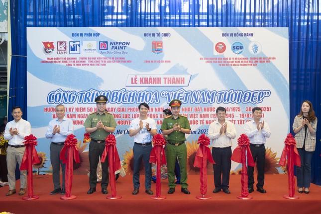 Ngắm con đường bích họa quảng bá nét đẹp Việt Nam vừa ra mắt tại trung tâm TPHCM - Ảnh 2. Ngắm con đường bích họa quảng bá nét đẹp Việt Nam vừa ra mắt tại trung tâm TPHCM - Ảnh 2.