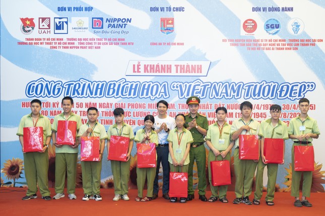 Ngắm con đường bích họa quảng bá nét đẹp Việt Nam vừa ra mắt tại trung tâm TPHCM - Ảnh 4. Ngắm con đường bích họa quảng bá nét đẹp Việt Nam vừa ra mắt tại trung tâm TPHCM - Ảnh 4.