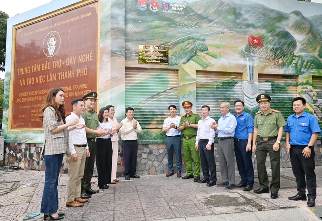 Ngắm con đường bích họa quảng bá nét đẹp Việt Nam vừa ra mắt tại trung tâm TPHCM - Ảnh 3.