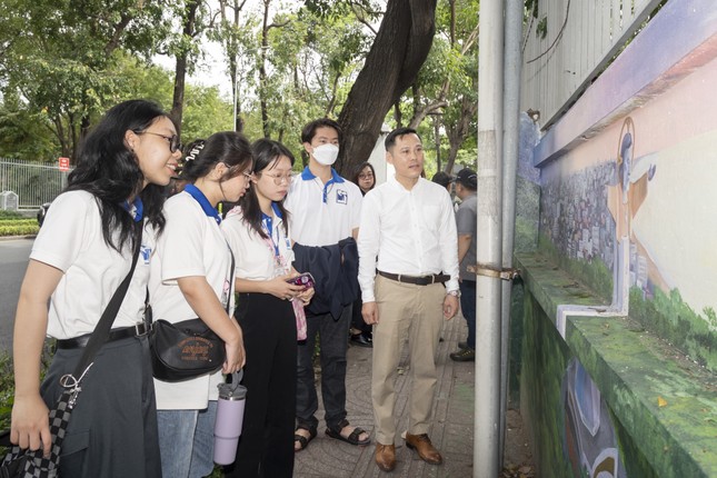 Ngắm con đường bích họa quảng bá nét đẹp Việt Nam vừa ra mắt tại trung tâm TPHCM - Ảnh 9.