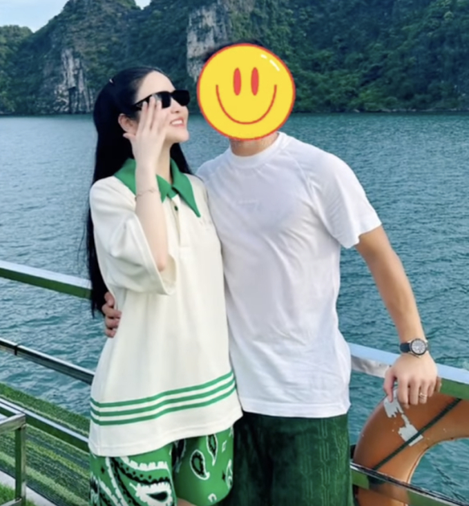Hot girl b&aacute;n h&agrave;ng online nghi uống 80 vi&ecirc;n thuốc ngủ v&igrave; &aacute;p lực y&ecirc;u cầu thủ nổi tiếng, hiện tại cứ s&aacute;nh đ&ocirc;i l&agrave; "dậy s&oacute;ng" - Ảnh 1.