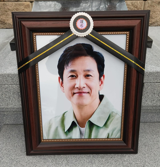 Tài tử “Nấc thang lên thiên đường” hứng chỉ trích khi chụp ảnh tại hiện trường tìm thấy thi thể Lee Sun Kyun - Ảnh 3.