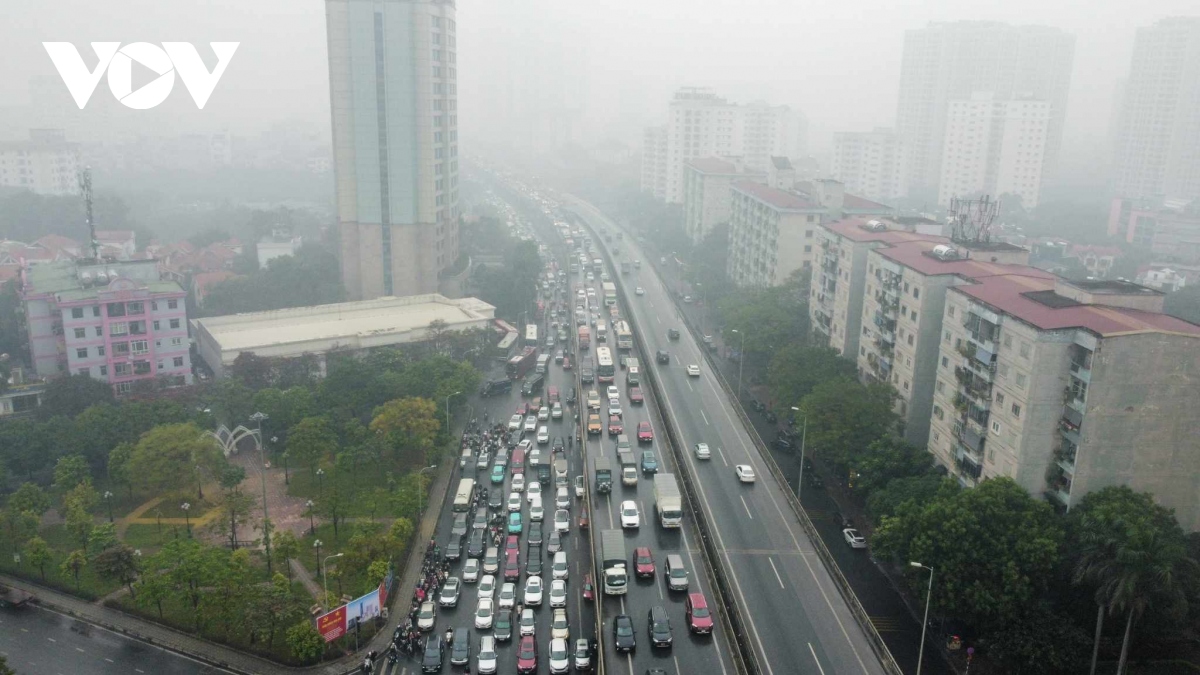 Ngày đầu nghỉ lễ, người dân đội mưa rời Hà Nội về nghỉ Tết Dương lịch 2024 - Ảnh 10.