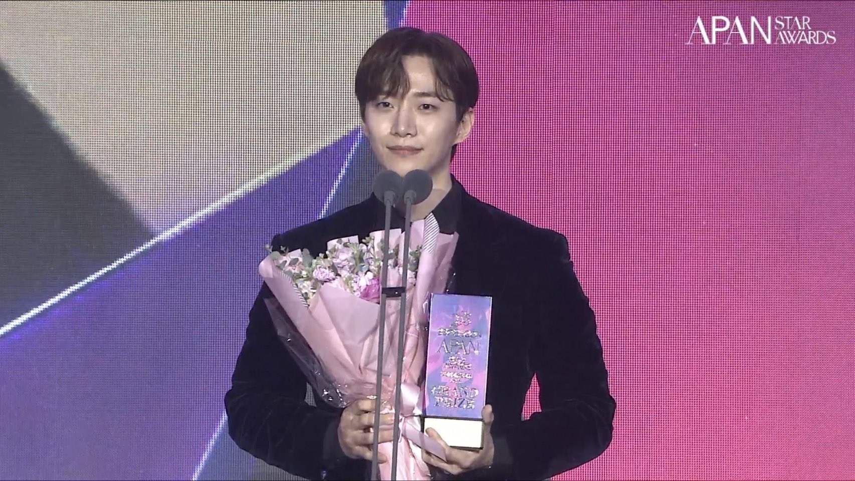 Yoona - Lee Jun Ho thắng giải cặp đôi của năm, nhà trai ẵm tới 5 cúp còn thắng Daesang ở Apan Star Awards 2023- Ảnh 2. Yoona - Lee Jun Ho thắng giải cặp đôi của năm, nhà trai ẵm tới 5 cúp còn thắng Daesang ở Apan Star Awards 2023- Ảnh 2.