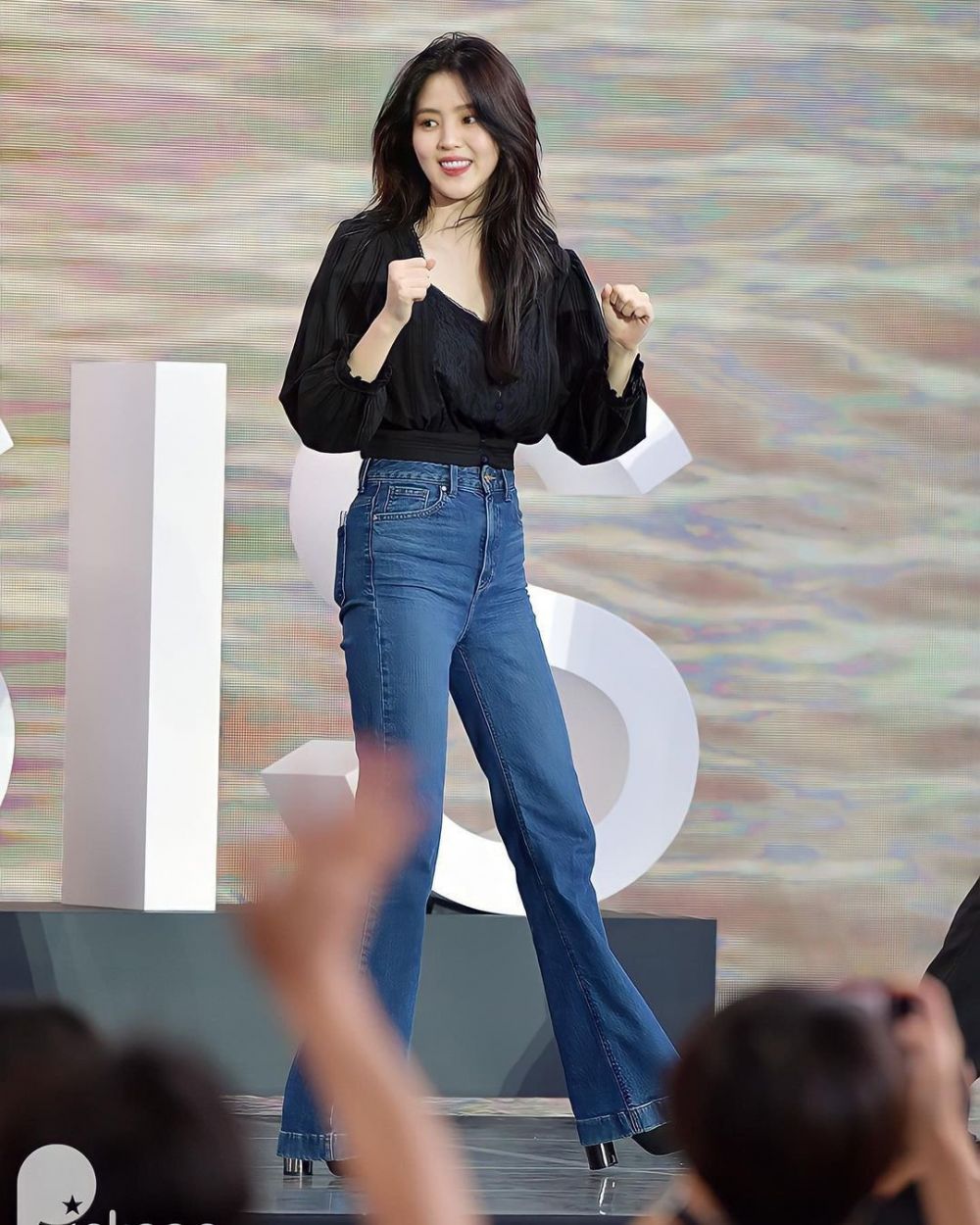 Phong cách diện quần jeans của Han So Hee: Phối đồ dịu dàng hay cá tính cũng đều đẹp xuất sắc - Ảnh 2.