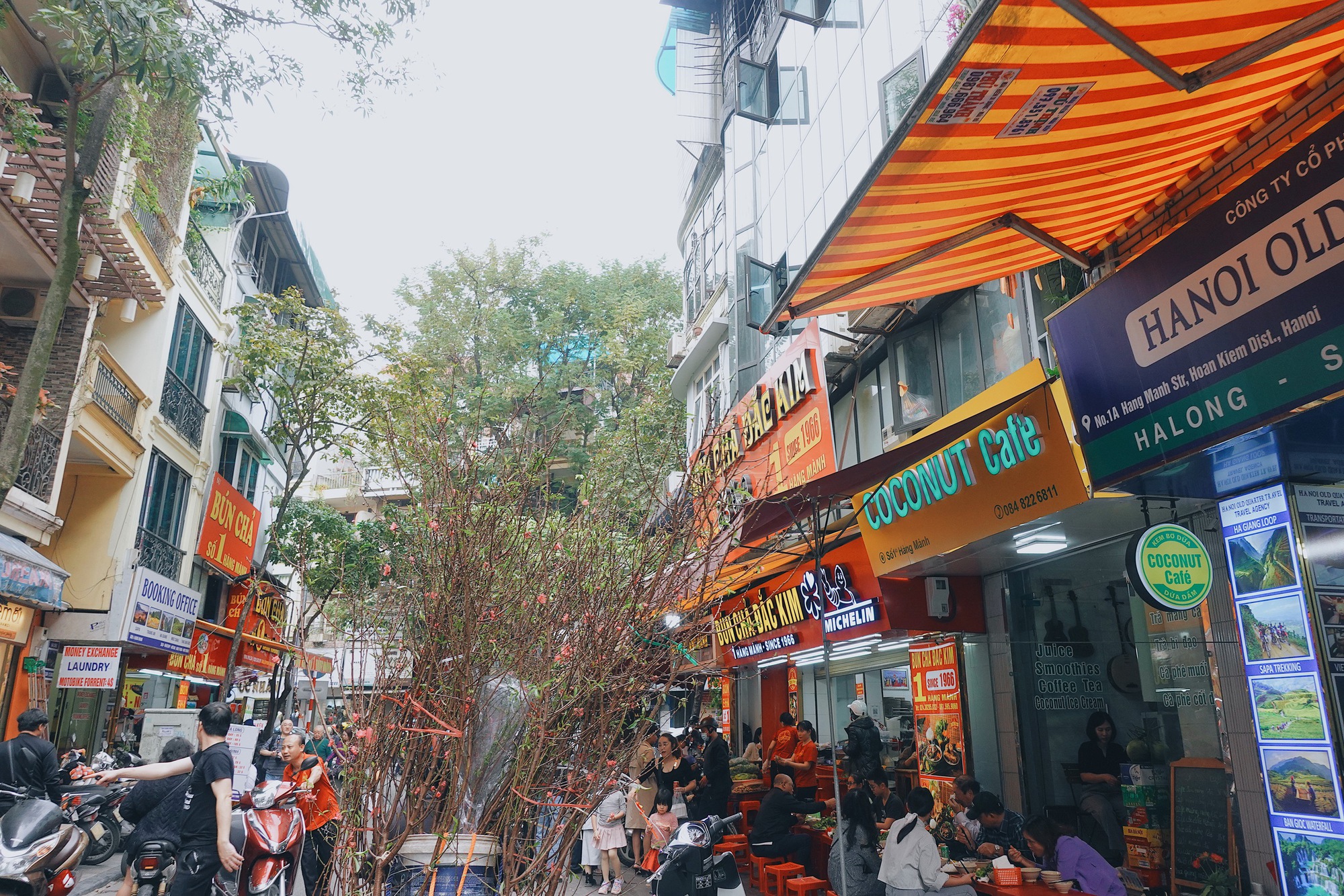 Hà Nội ngày cuối cùng của 2023: Dân tình thảnh thơi ngồi cà phê, khu vực trung tâm đông nghịt người vui chơi - Ảnh 5.