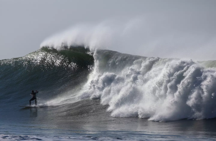 Sóng lớn tràn vào bờ biển California ngày thứ ba, gây lũ lụt và đe dọa tính mạng - Ảnh 1.