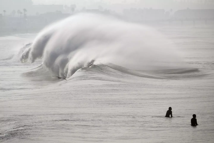Sóng lớn tràn vào bờ biển California ngày thứ ba, gây lũ lụt và đe dọa tính mạng - Ảnh 2.