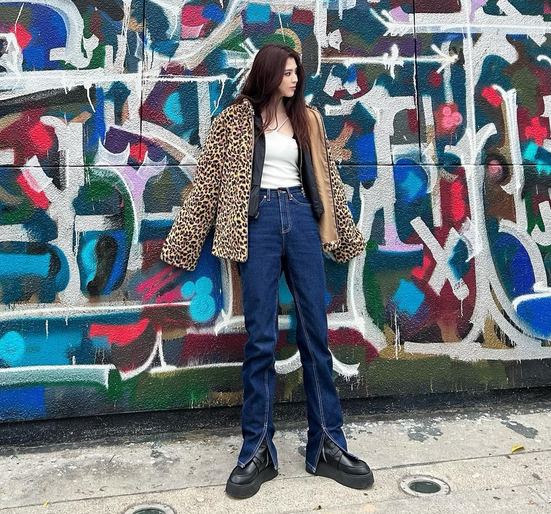 Phong cách diện quần jeans của Han So Hee: Phối đồ dịu dàng hay cá tính cũng đều đẹp xuất sắc - Ảnh 4.