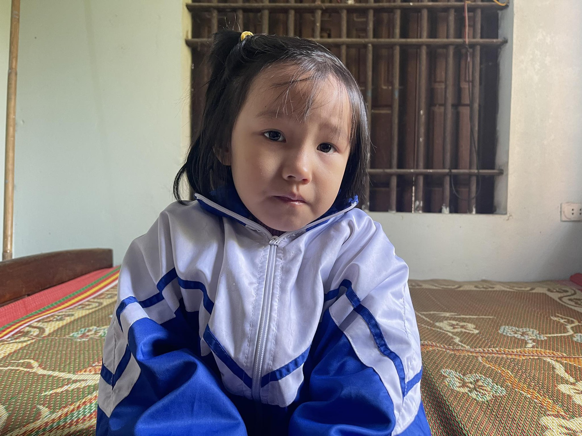 Tương lai mù mịt bé gái 6 tuổi sinh ra không có bố, mẹ mất vì tai nạn- Ảnh 1. Tương lai mù mịt bé gái 6 tuổi sinh ra không có bố, mẹ mất vì tai nạn- Ảnh 1.