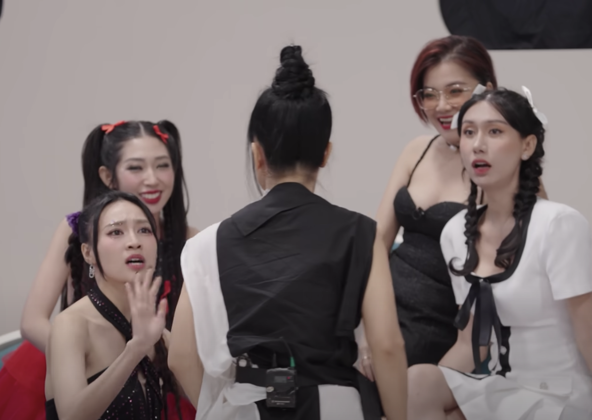Là "chị đại" đình đám nhưng Hồng Nhung lại bị đàn em từ chối cho vào nhóm đến... 2 lần với cùng 1 lý do!- Ảnh 4. Là "chị đại" đình đám nhưng Hồng Nhung lại bị đàn em từ chối cho vào nhóm đến... 2 lần với cùng 1 lý do!- Ảnh 4.