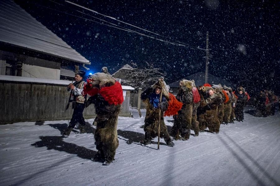 Lễ hội múa gấu - phong tục đón năm mới đặc sắc của người Romania - Ảnh 1.