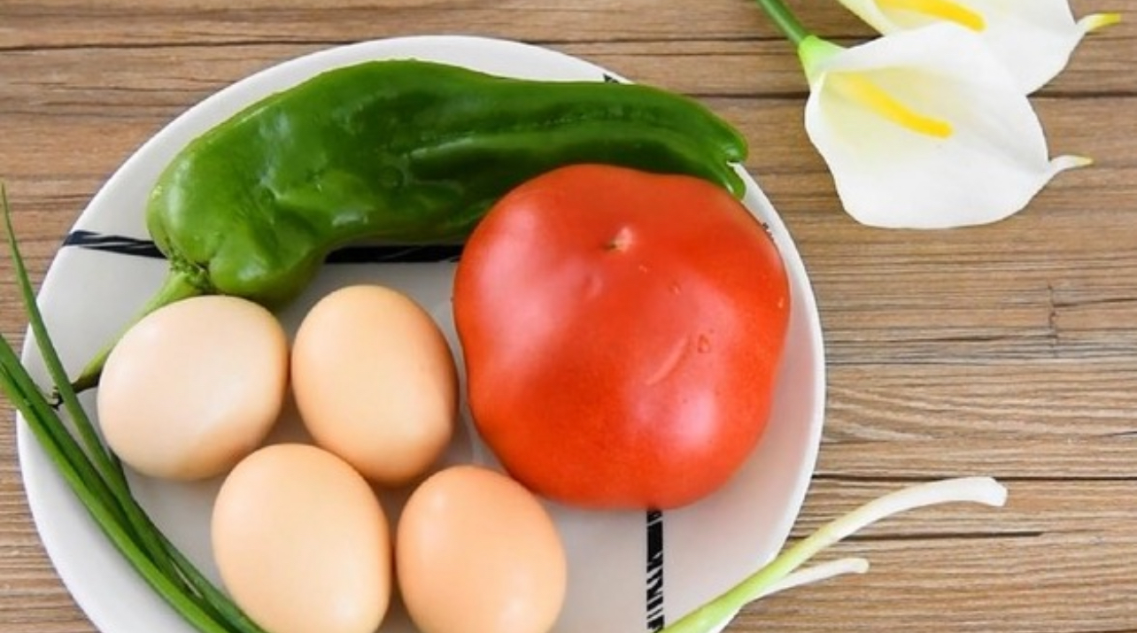 Khi làm món trứng bác cà chua, thêm bước này để trứng thơm và cà chua ngọt hơn - Ảnh 1.