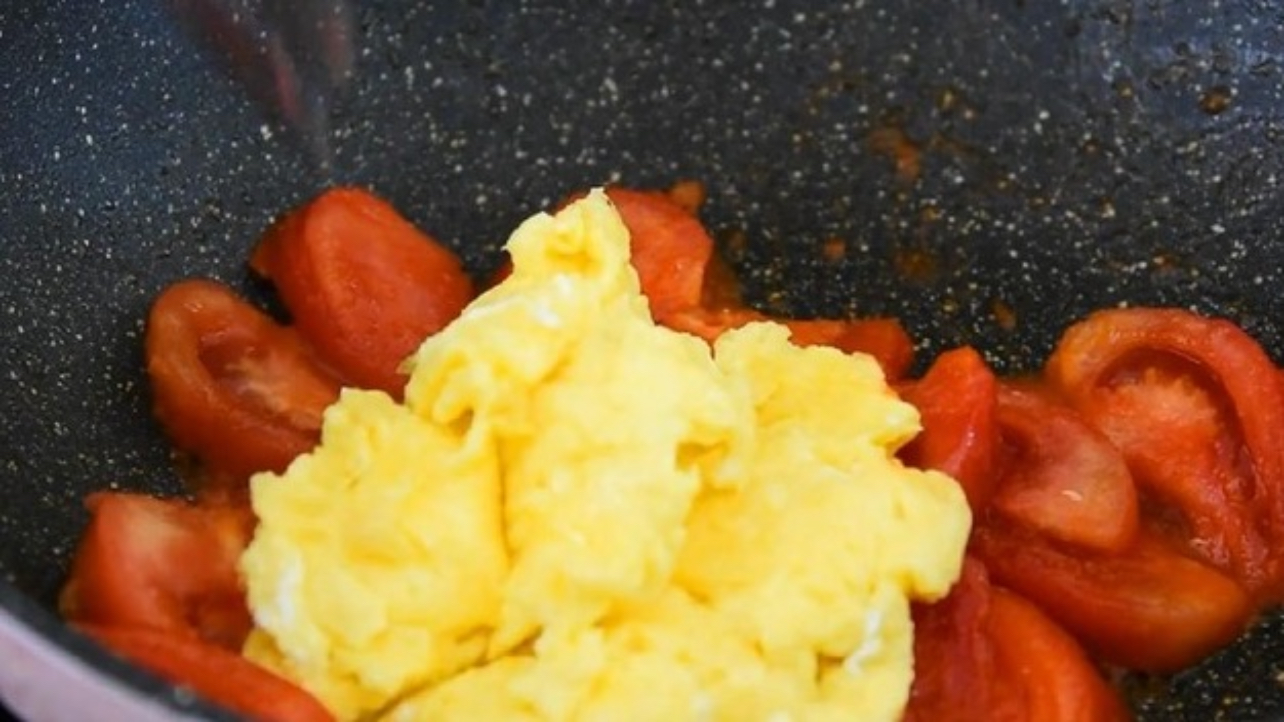 Khi làm món trứng bác cà chua, thêm bước này để trứng thơm và cà chua ngọt hơn - Ảnh 8.