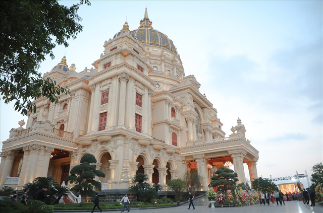 Những căn biệt thự dát vàng &quot;triệu view&quot; được đích thân chủ nhà quay cận cảnh đang gây sốt trên mạng xã hội- Ảnh 8.