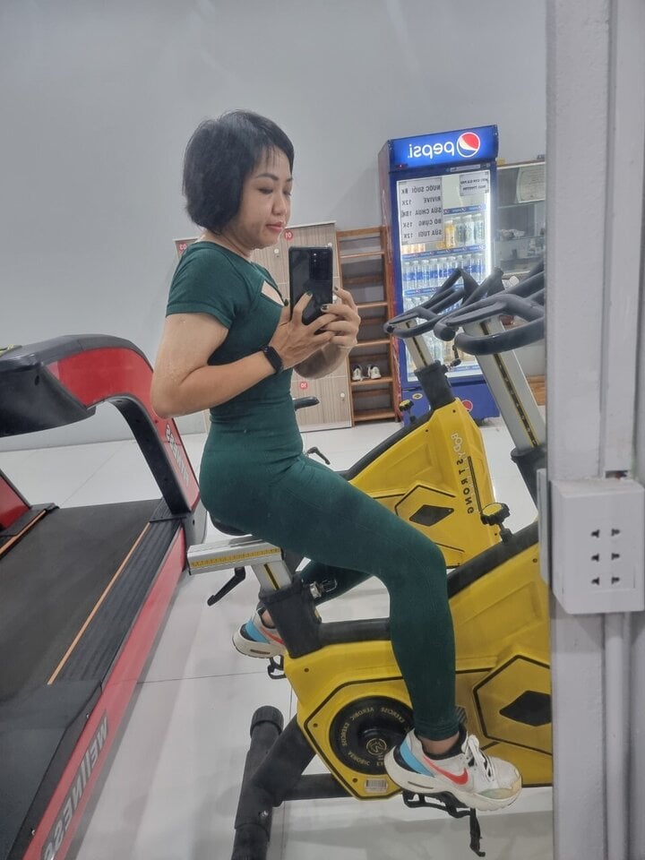 Người phụ nữ lột x&aacute;c ngoạn mục sau khi &lsquo;vứt bỏ&rsquo; 34 kg mỡ thừa trong một năm - Ảnh 2.