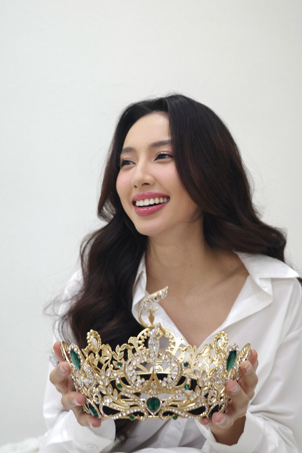 Hoa hậu Thùy Tiên đẹp dịu dàng trong bộ ảnh kỷ niệm 2 năm đăng quang - Ảnh 3.