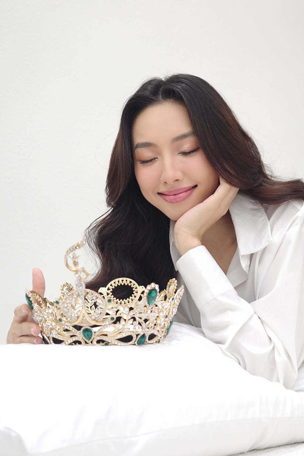 Hoa hậu Thùy Tiên đẹp dịu dàng trong bộ ảnh kỷ niệm 2 năm đăng quang - Ảnh 4.
