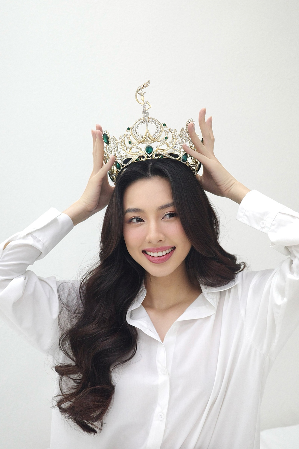 Hoa hậu Thùy Tiên đẹp dịu dàng trong bộ ảnh kỷ niệm 2 năm đăng quang - Ảnh 2.