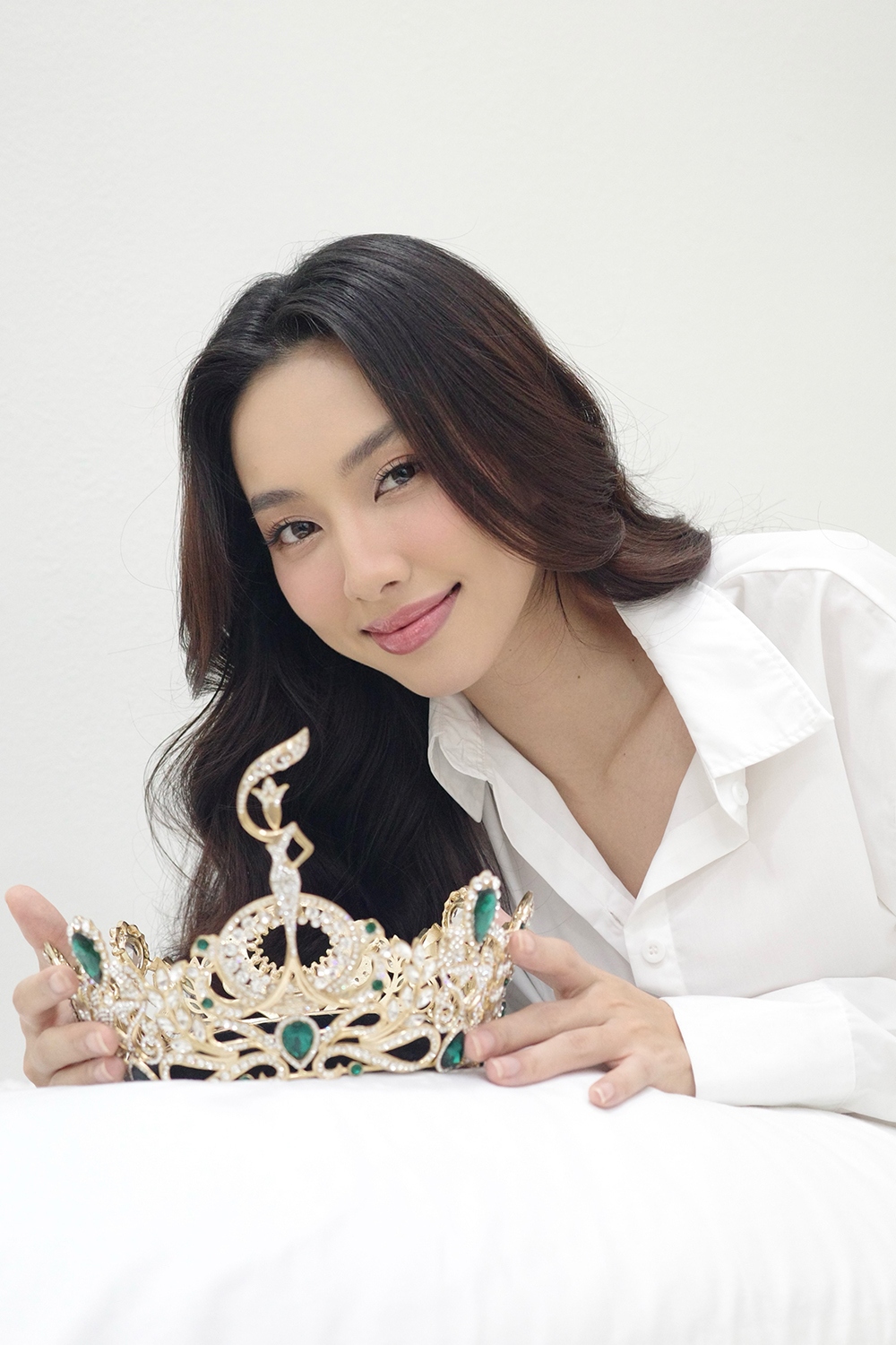 Hoa hậu Thùy Tiên đẹp dịu dàng trong bộ ảnh kỷ niệm 2 năm đăng quang - Ảnh 6.