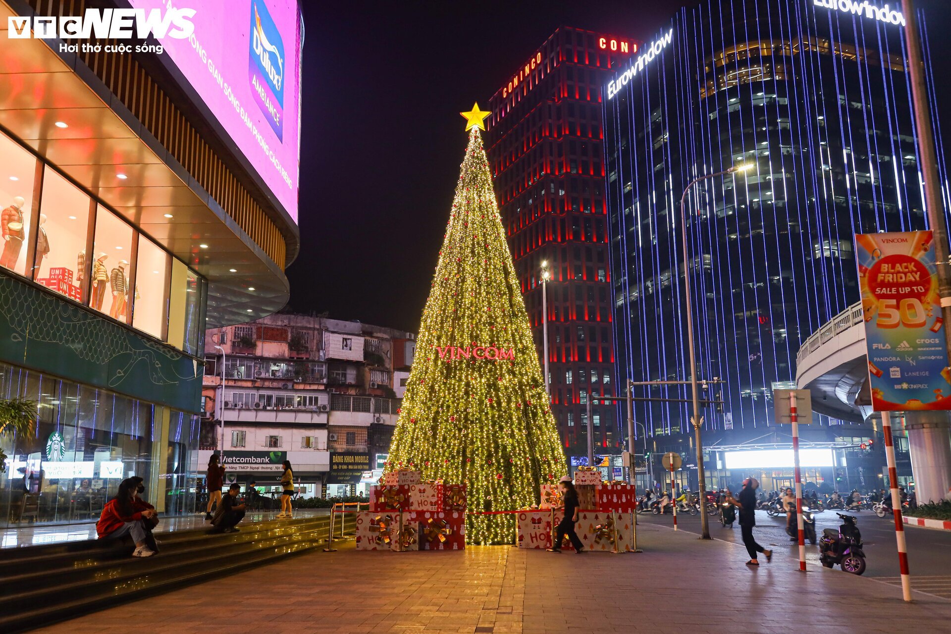 Trung tâm thương mại Hà Nội trang hoàng lộng lẫy đón Giáng sinh 2023 - Ảnh 1.