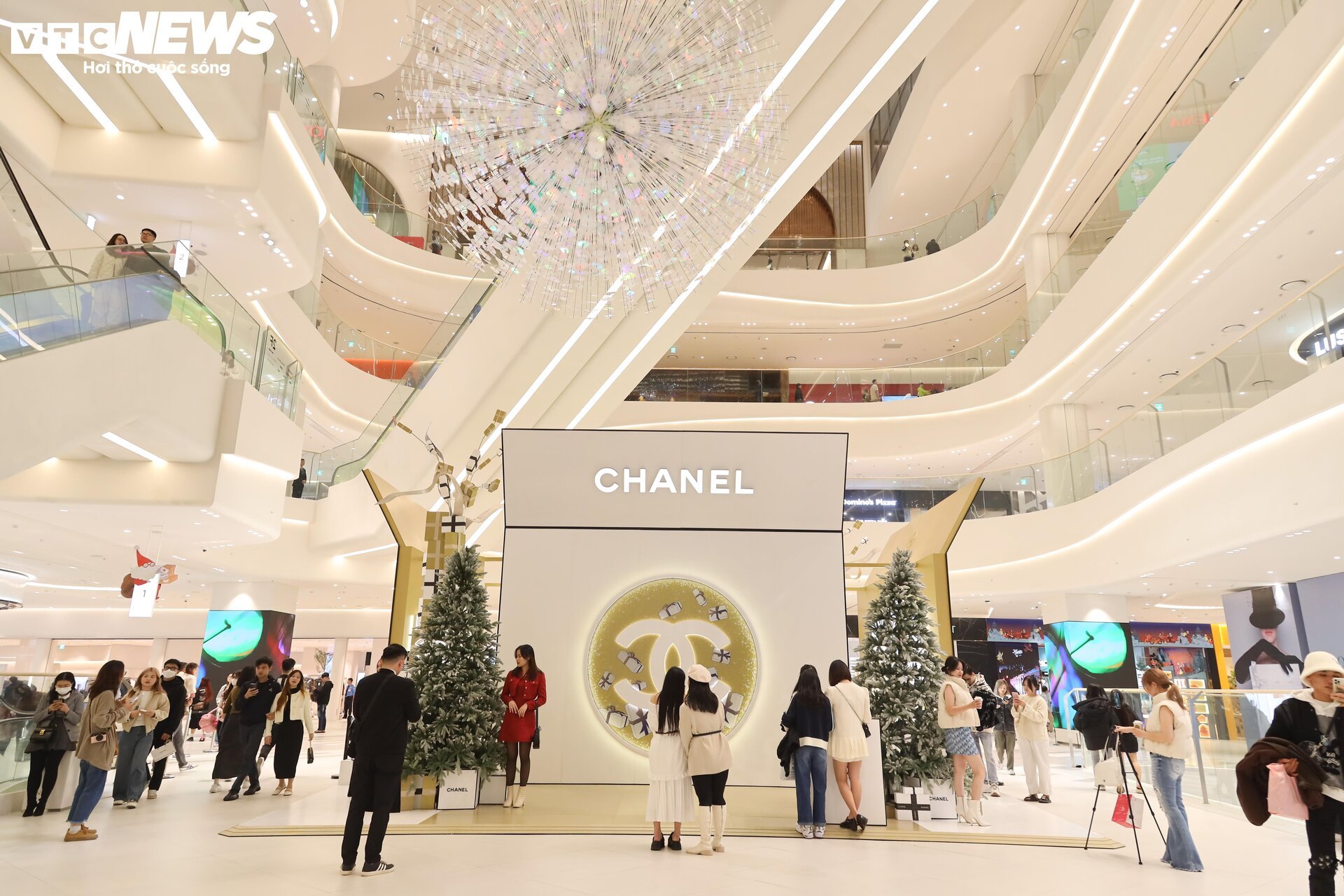 Trung tâm thương mại Hà Nội trang hoàng lộng lẫy đón Giáng sinh 2023 - Ảnh 12.