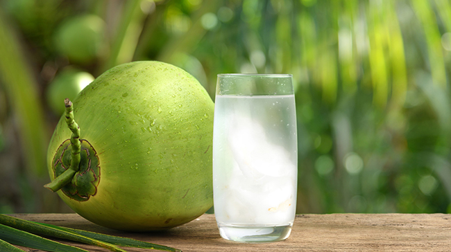 Sự thật chuyện uống nước dừa giúp lọc sạch phổi và 3 điều quan trọng cần biết khi uống nước kẻo hại thân - Ảnh 2.